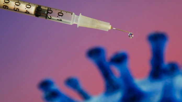  União Europeia alerta para risco de falta de seringas para vacina
