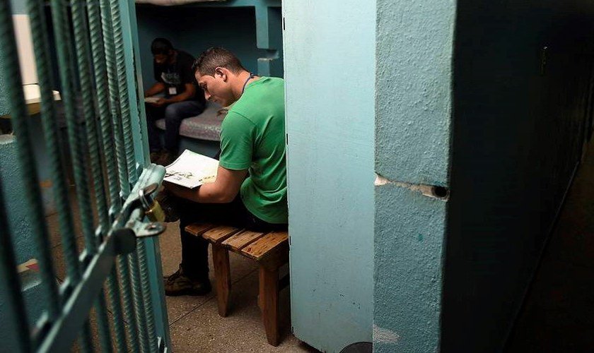  Deputados aprovam projeto que diminui pena de presos que lerem a Bíblia, no Maranhão