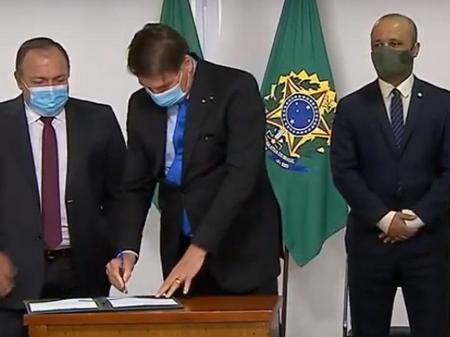  Bolsonaro compra cem milhões de vacinas contra a Covid-19