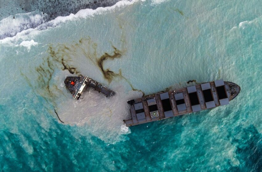  Navio encalhado nas Ilhas Maurício se parte em dois