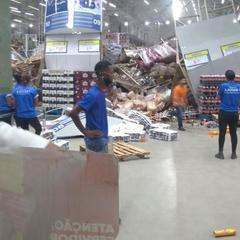  Prateleiras com produtos desabam em supermercado e deixam um morto e feridos em São Luís
