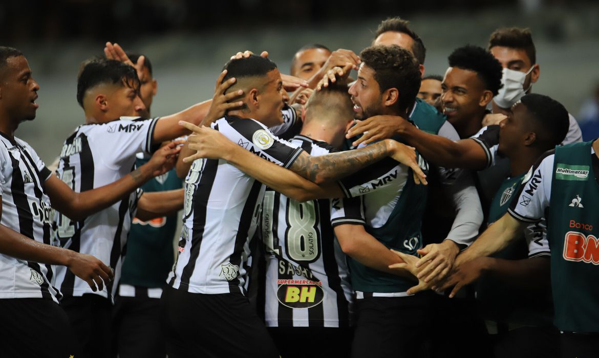 Atlético-MG goleia Flamengo e chega à vice-liderança do Brasileirão