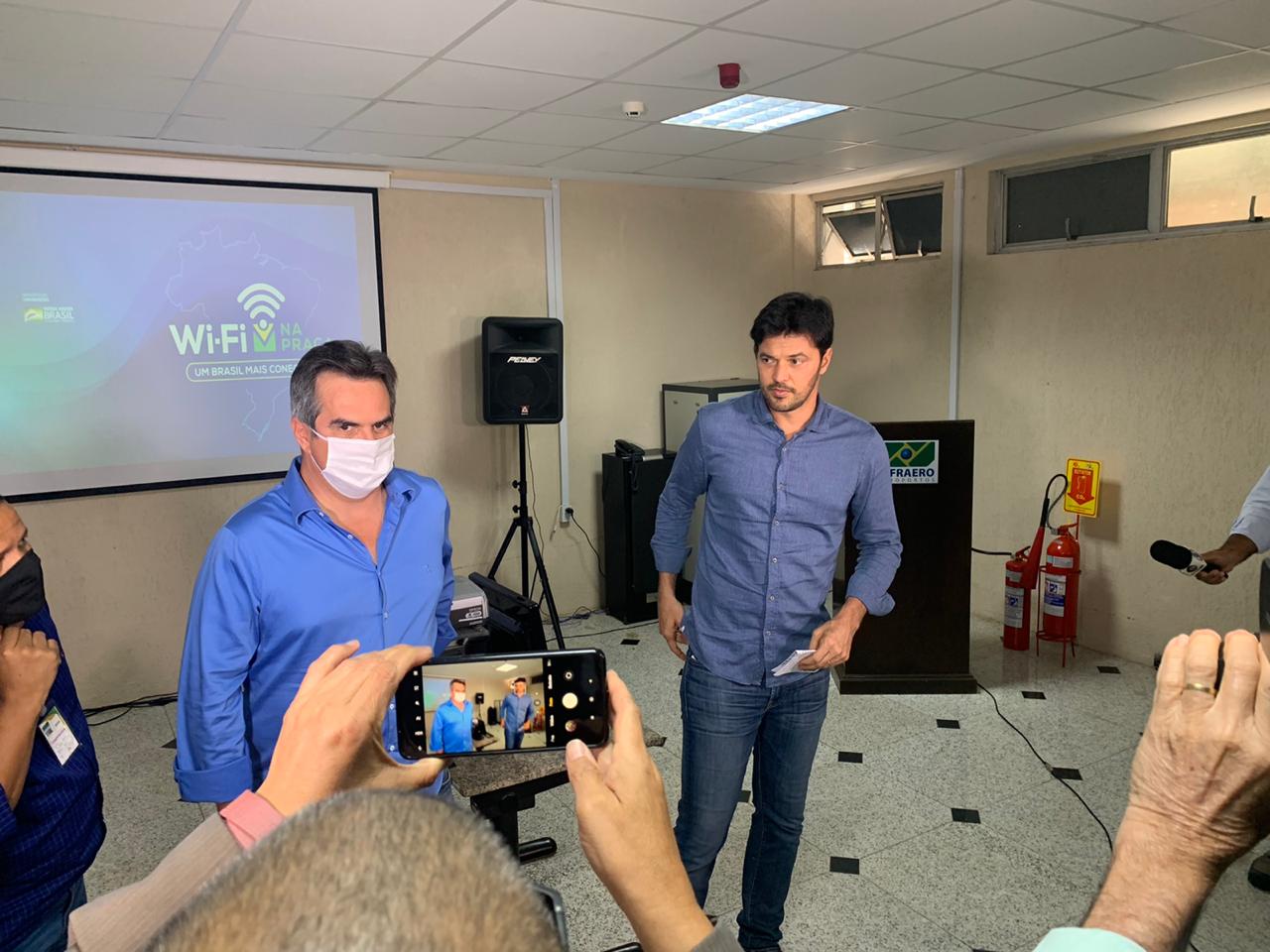 Ciro diz que enquanto Governador anuncia, Ministro das Comunicações inaugura pontos de internet banda larga no Piauí