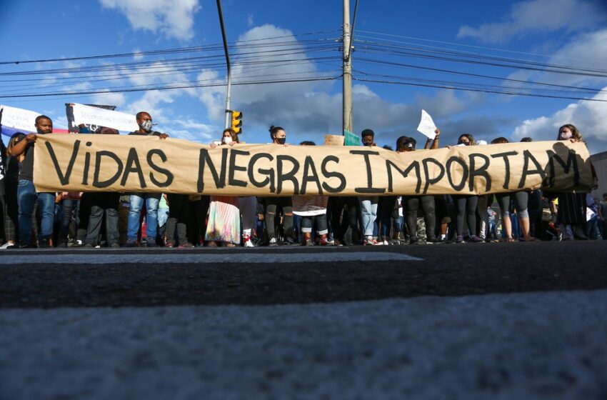  Protesto pelo assassinato de homem negro em supermercado de Porto Alegre