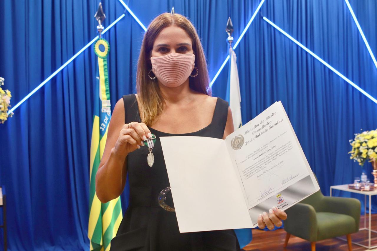 Deputada Lucy é homenageada por ações de enfrentamento à covid-19