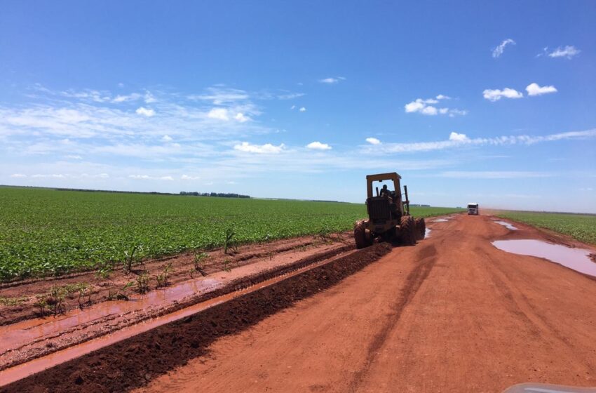  Produtores fazem manutenção das estradas da soja no cerrado