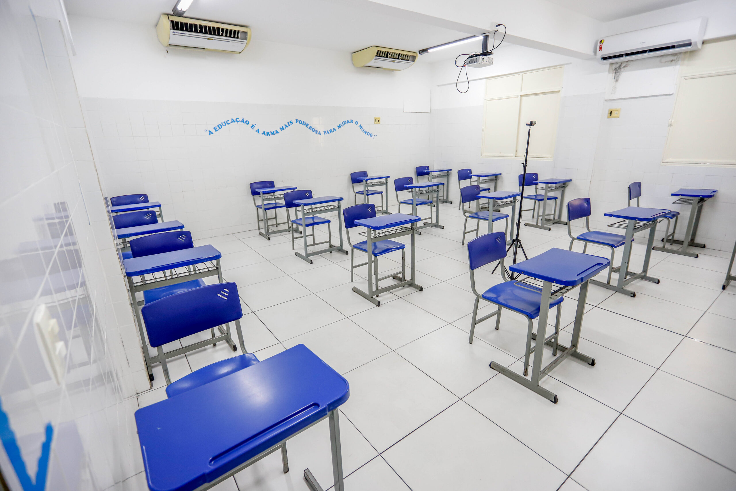 Escolas particulares fecham nesta quarta-feira(24) e reabrem no dia cinco de abril