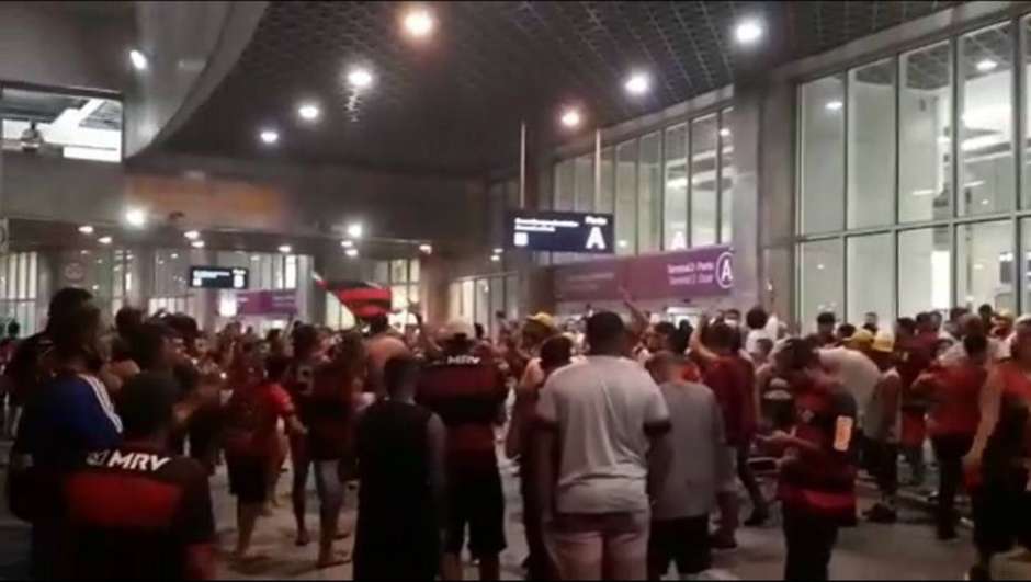 Aglomeração da torcida marca retorno do Flamengo ao Rio
