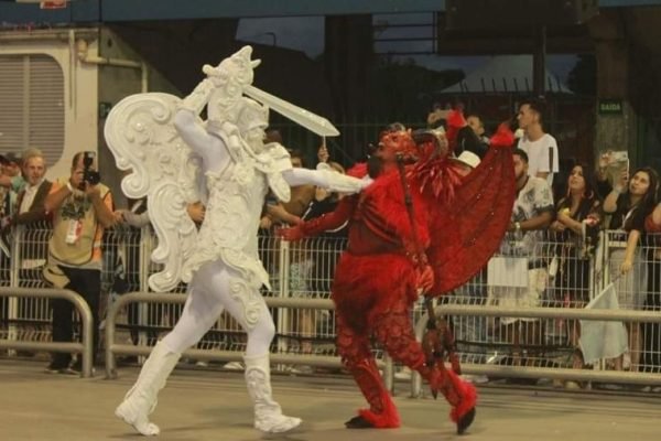  Ministro do Turismo relaciona pandemia a blasfêmia no Carnaval de 2020