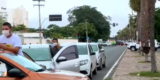  Manifestação de motoristas de aplicativo interdita trânsito em Teresina