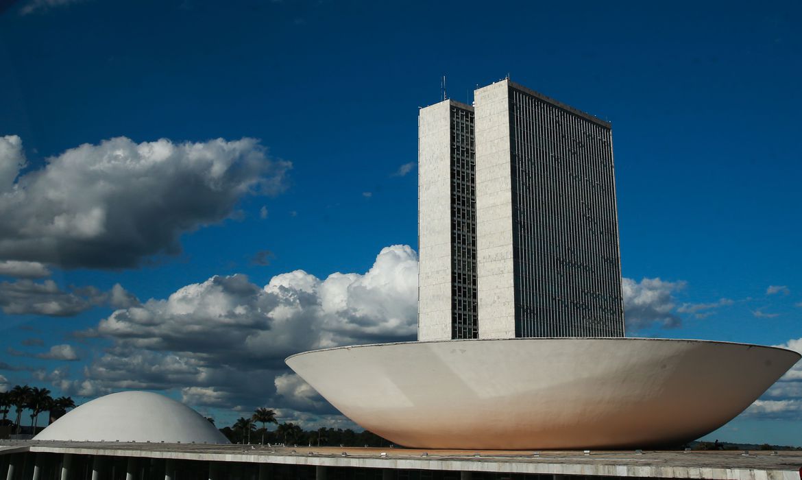 Governo e oposição defendem revisão na política de preço dos combustíveis