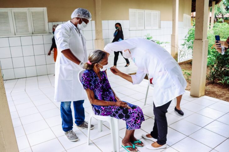  Pessoas de 81 a 84 anos começam a ser vacinadas contra a Covid-19 nessa sexta-feira (05)