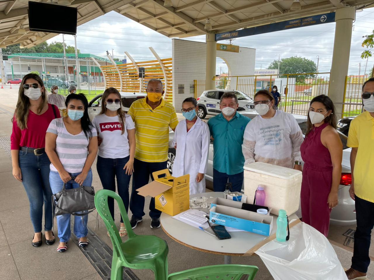 Prefeito garante que idosos não enfrentam filas para se vacinar em Teresina