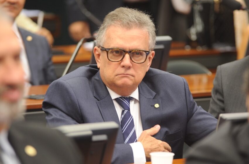  Deputados derrubam veto de Bolsonaro e destinam quase seis bilhões para campanha eleitoral