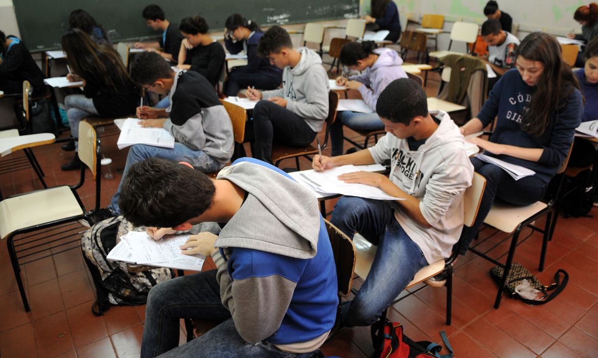 Governo exige CadÚnico para estudantes receberem internet gratuita