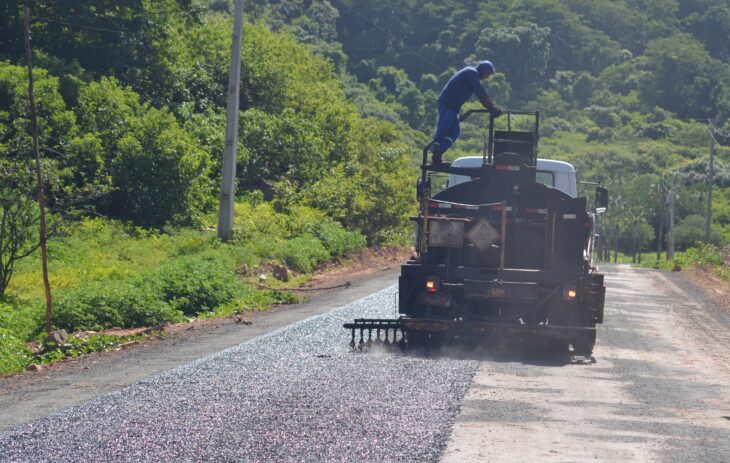 Governo pavimenta rodovias que vão facilitar acesso entre Piauí e Ceará