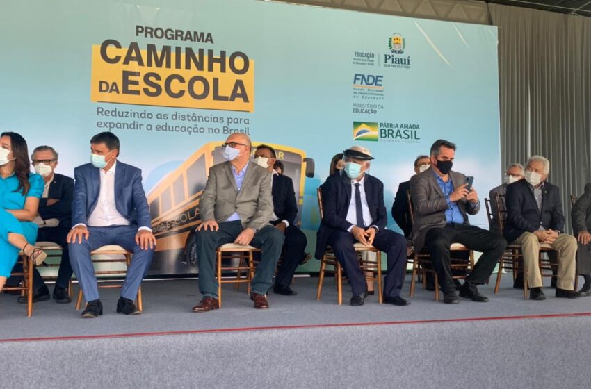  Ministro da educação entrega 32 ônibus para o Piauí por critério de indicação política