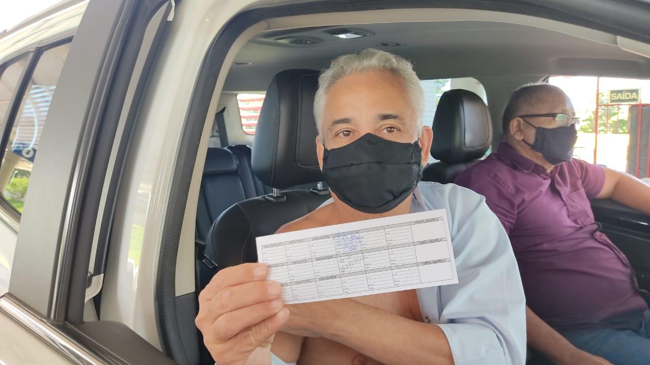 Robert Rios recebe vacina contra a Covid-19