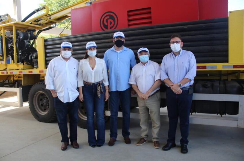  Senador Elmano participa de entrega de máquinas para perfuração de poços no Piauí