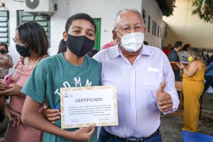  Prefeito entrega certificados de cursos da Fundação Wall Ferraz