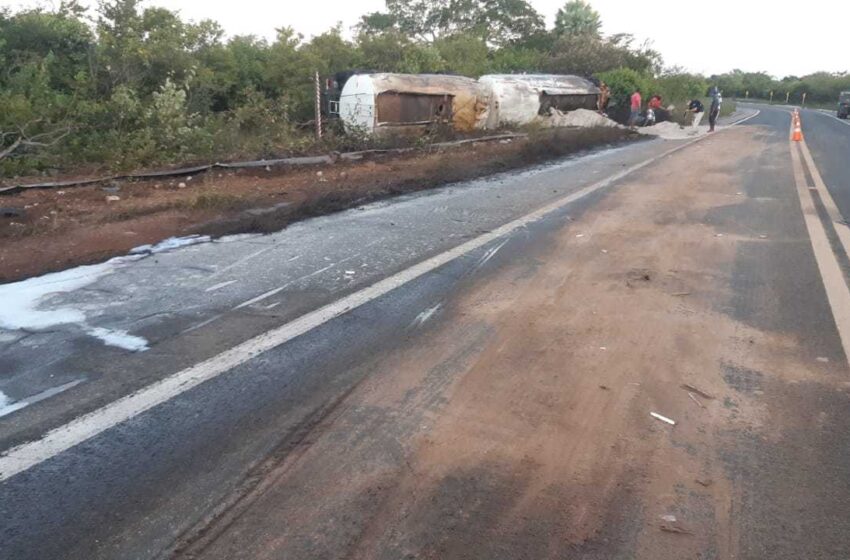  Caminhão tomba e espalha óleo na BR 343, em Buriti dos Lopes