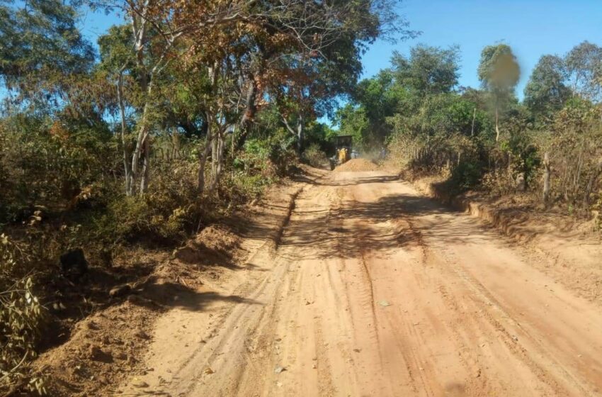  Governo recupera estrada rural em Cristino Castro
