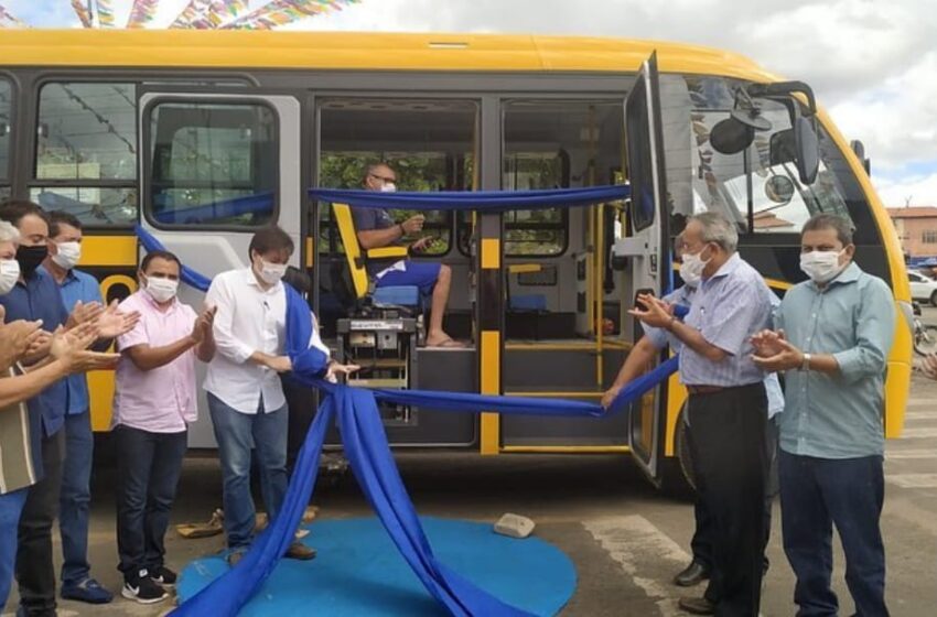  Deputado Átila participa da entrega de ônibus escolar em São Miguel do Tapuio
