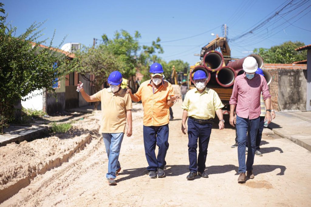 Doutor Pessoa vistoria obras de saneamento em Teresina