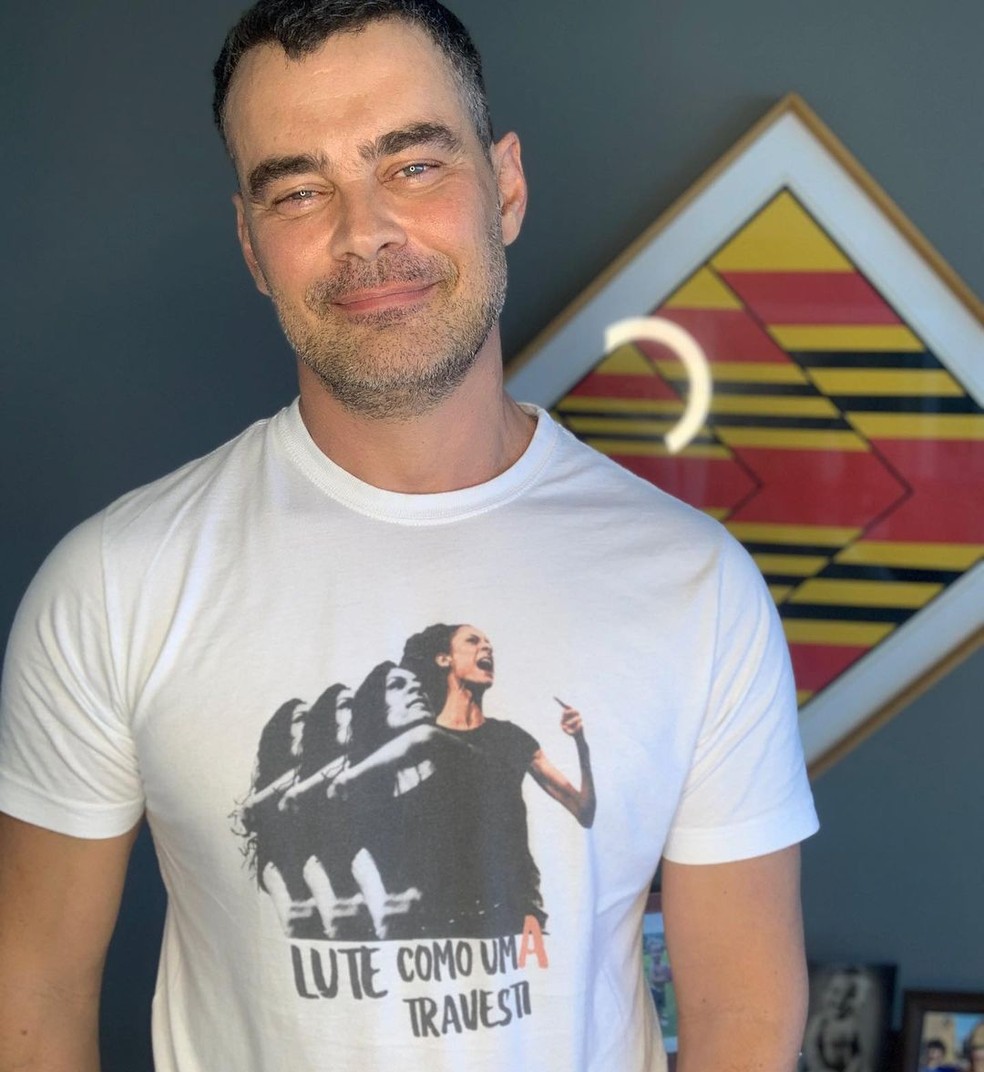 Ator Carmo Dalla Vecchia assume a homosexualidade em programa da TV Globo