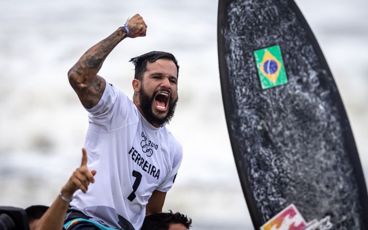  Brasil ganha ouro no surfe e bronze na natação