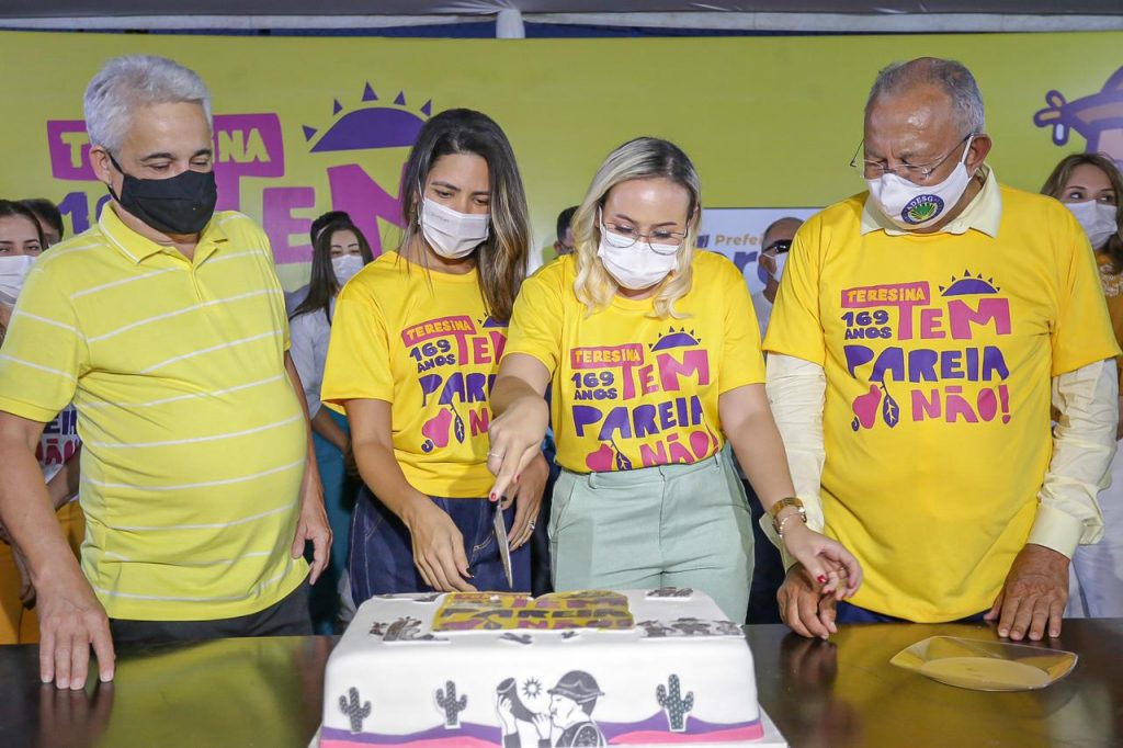 Teresina comemora 169 anos com o tradicional bolo na praça do Poti Velho