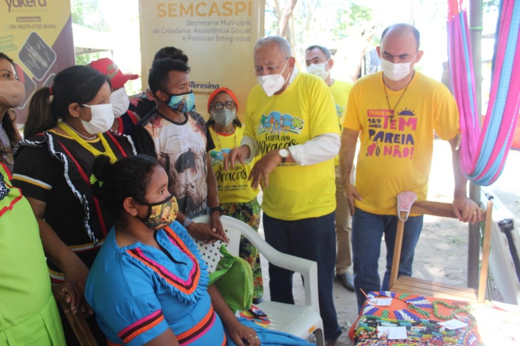 Indígenas venezuelanos participam da “Feira das Praças” com produtos artesanais