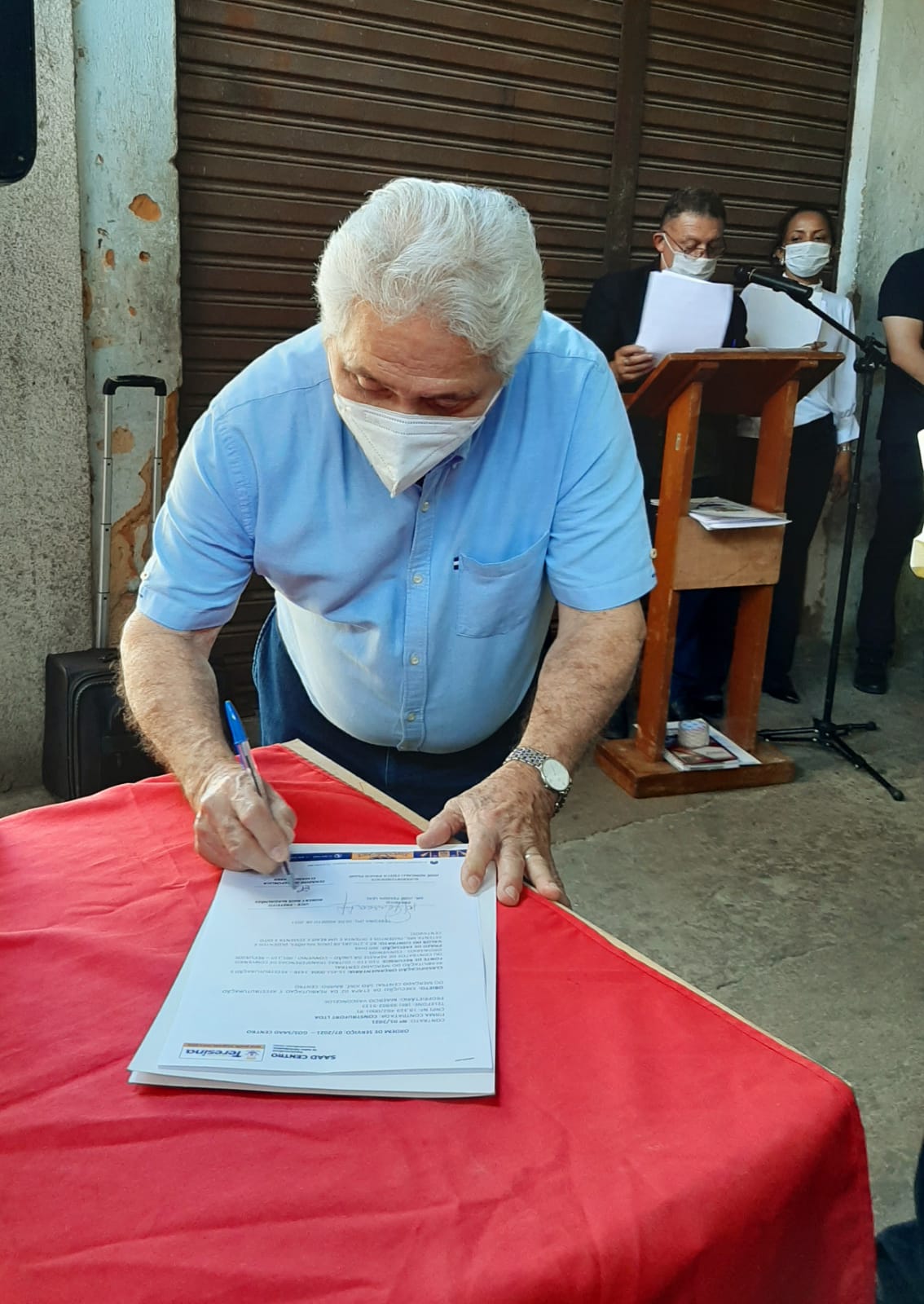 Senador Elmano assina ordem de serviço de obra no Mercado Velho de Teresina