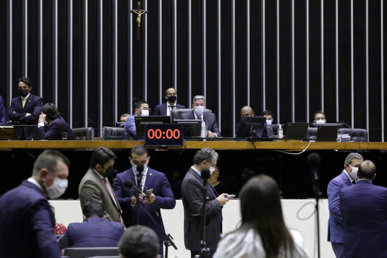  Deputados aprovam reforma eleitoral e coligações permanecem