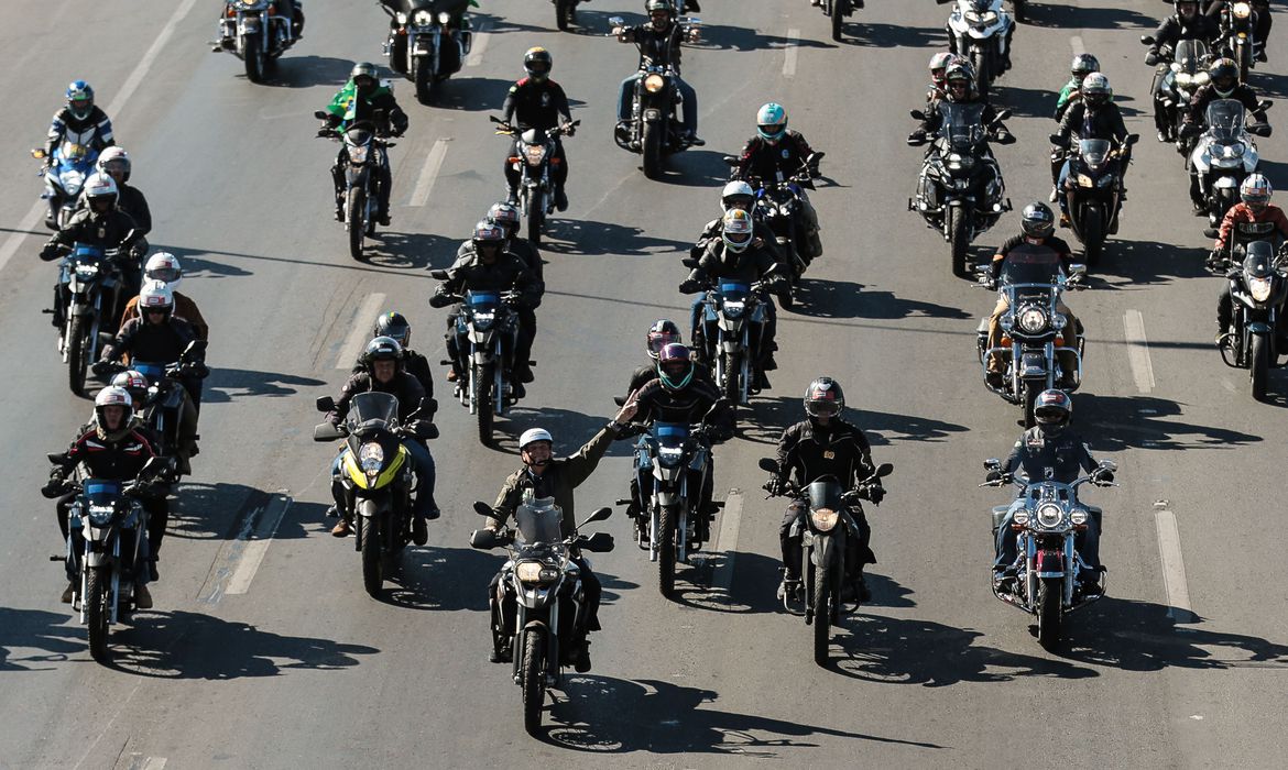 Brasília: presidente faz passeio de moto neste domingo de Dia dos Pais