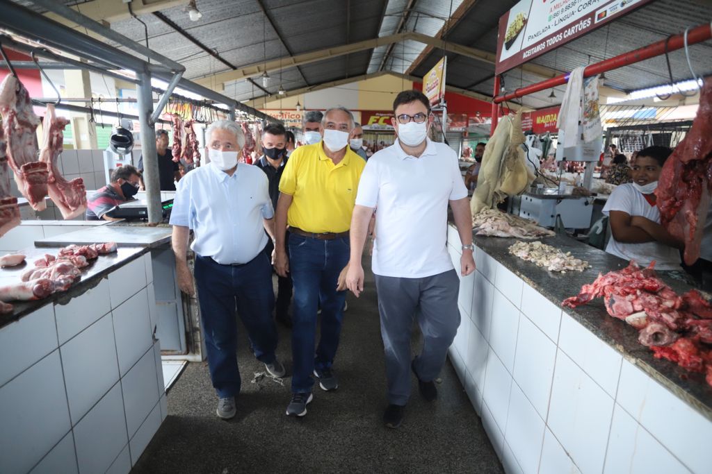 Senador Elmano e vereadores Aluísio e Zé Nito visitam mercado do Dirceu