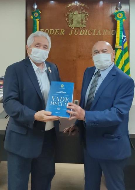 Senador Elmano Lança Vade Mecum para estudantes piauienses