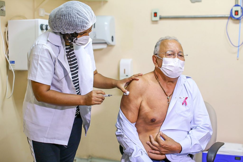 Doutor Pessoa recebe dose de reforço da vacina contra o coronavírus
