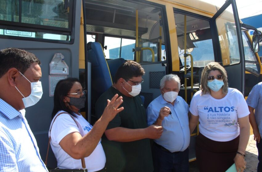  Senador Elmano entrega ônibus escolar para a comunidade de Altos