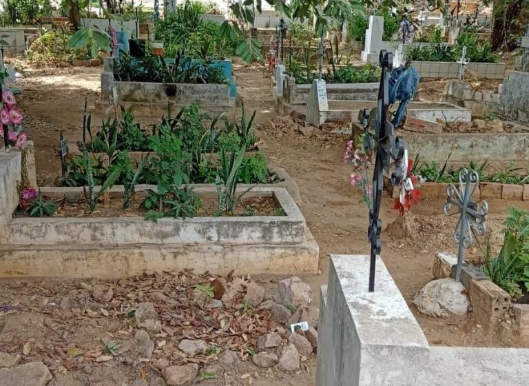  Prefeitura prepara cemitérios para visitas