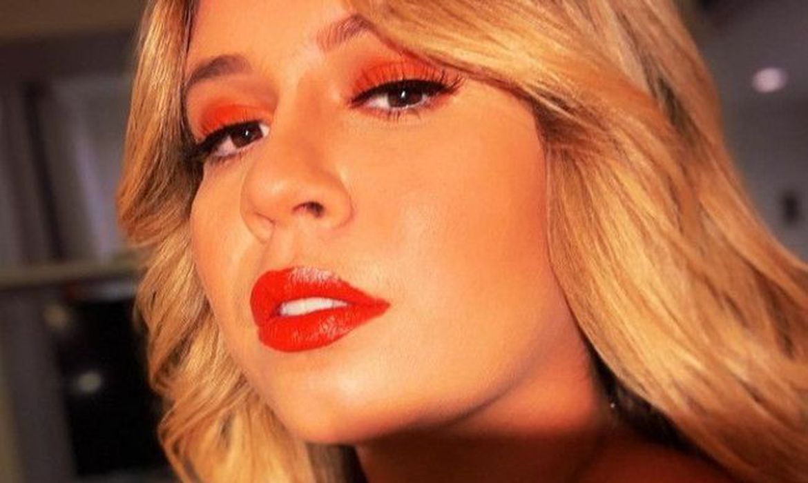 Fãs desolados se despedem de Marília Mendonça em velório