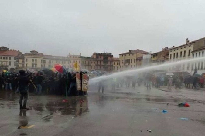  VÍDEO: Polícia italiana dispersa com jatos d’água protesto contra Bolsonaro