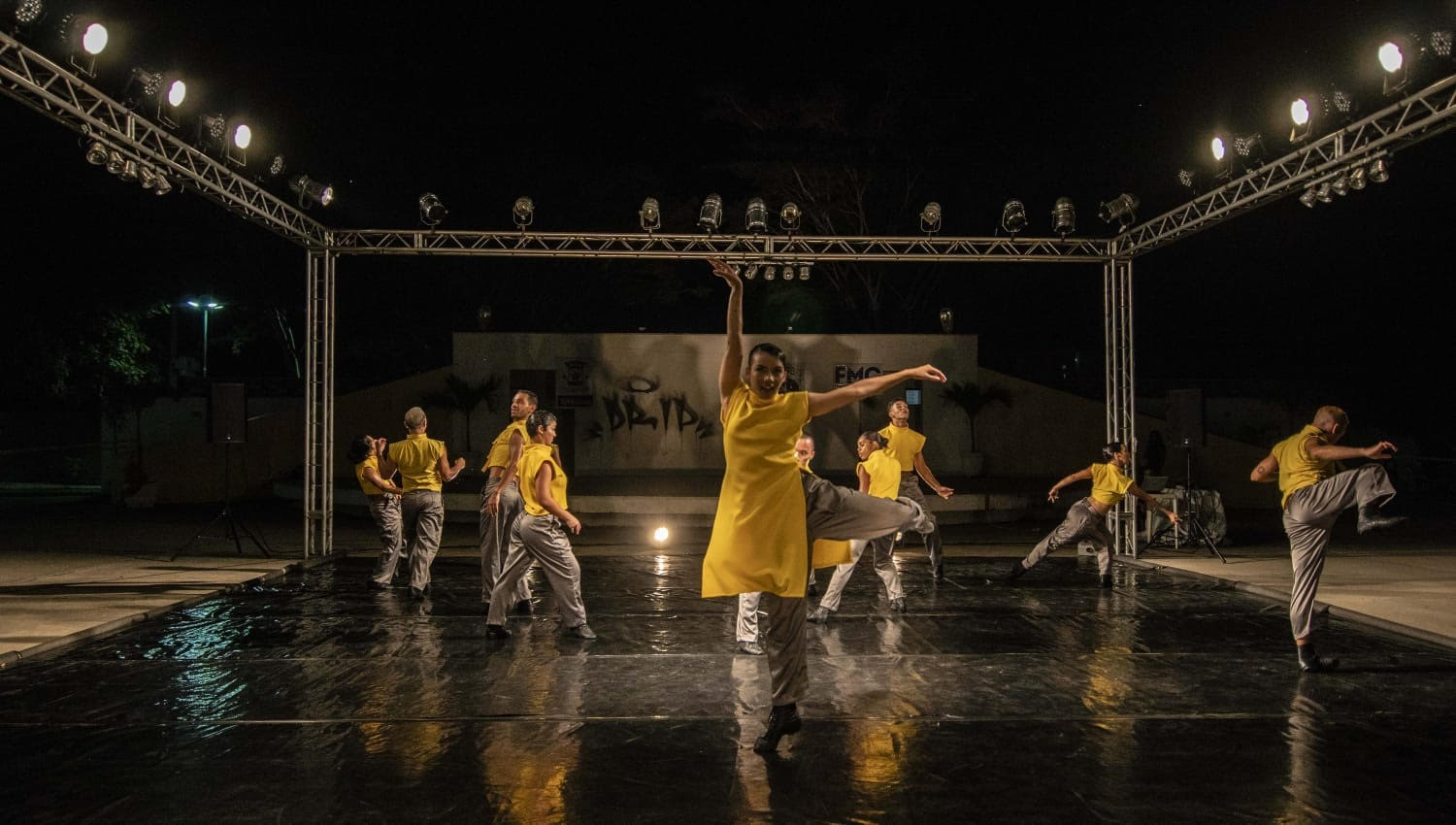 Balé da Cidade apresenta O Código das Borboletas hoje(18)centro cultural do SESC