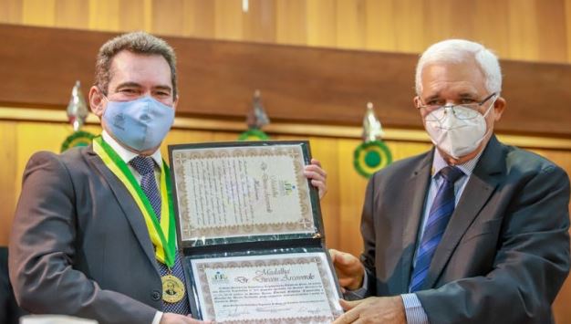  Presidente da Sociedade Brasileira de Neurocirurgia recebe título de cidadania piauiense