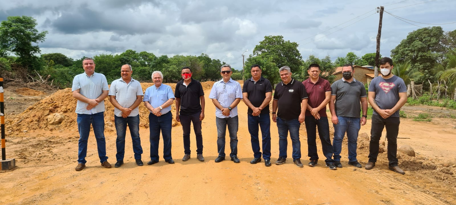 Senador Elmano visita obras no sul do Piauí