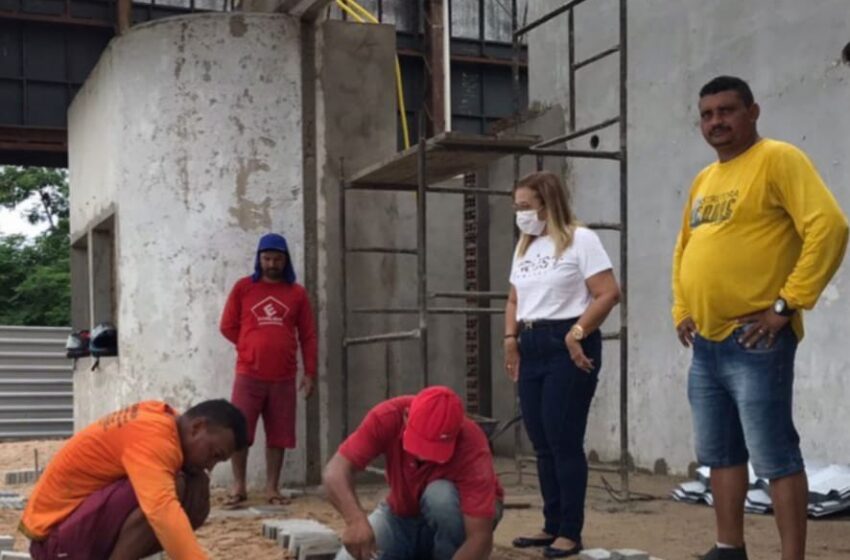  Prefeita Neidinha faz visita a obra de reforma e revitalização do Cineteatro Mandacaru