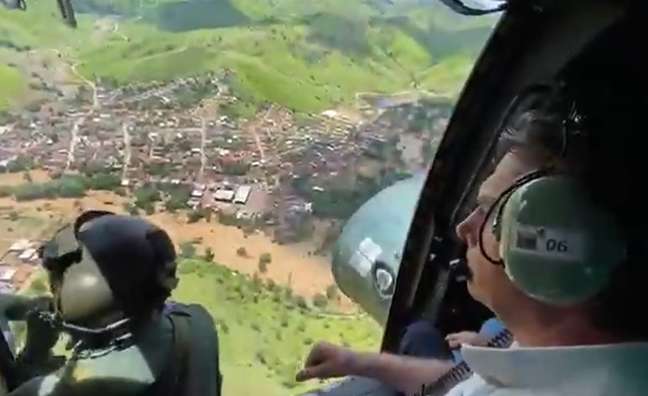  Bolsonaro visita Bahia após chuvas desabrigar milhares
