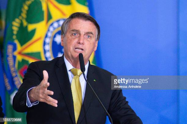  Bolsonaro quer alterar lei para decidir sobre passaporte vacinal