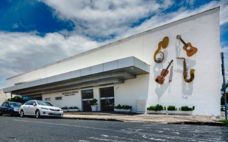  Palácio da Música abre vagas para cursos de guitarra