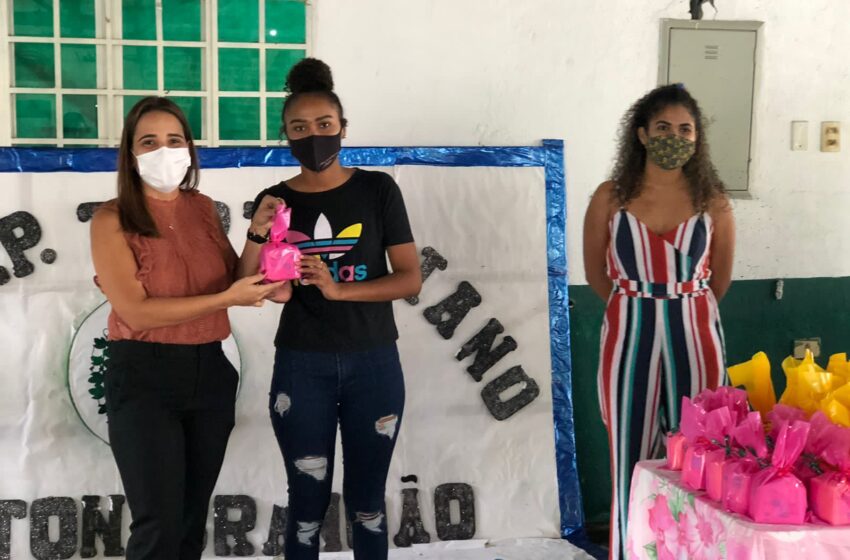  Vereadora Elzuila participa de distribuição de absorventes em Escola